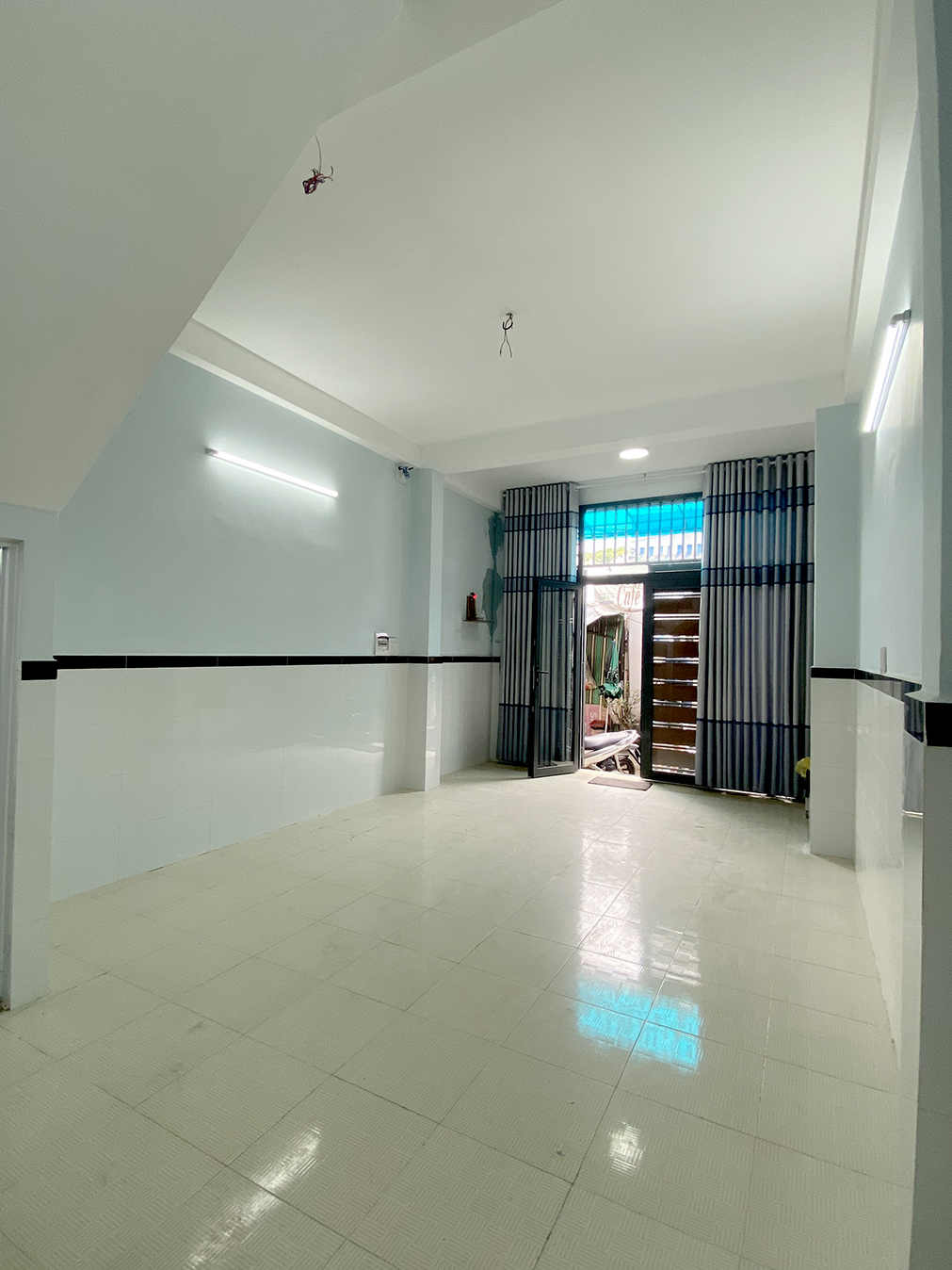 Bán nhà 3.9m x 11.2m 2 mặt tiền - Gân khu Tên Lửa