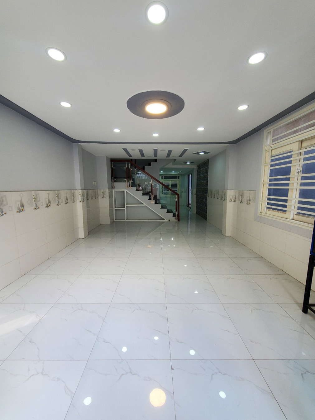 Bán nhà 4x13m , 2 lầu sân thượng _ Giáp quận 6