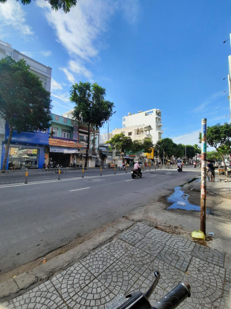 Bán nhà mặt tiền kinh doanh , gần phòng công chứng số 7