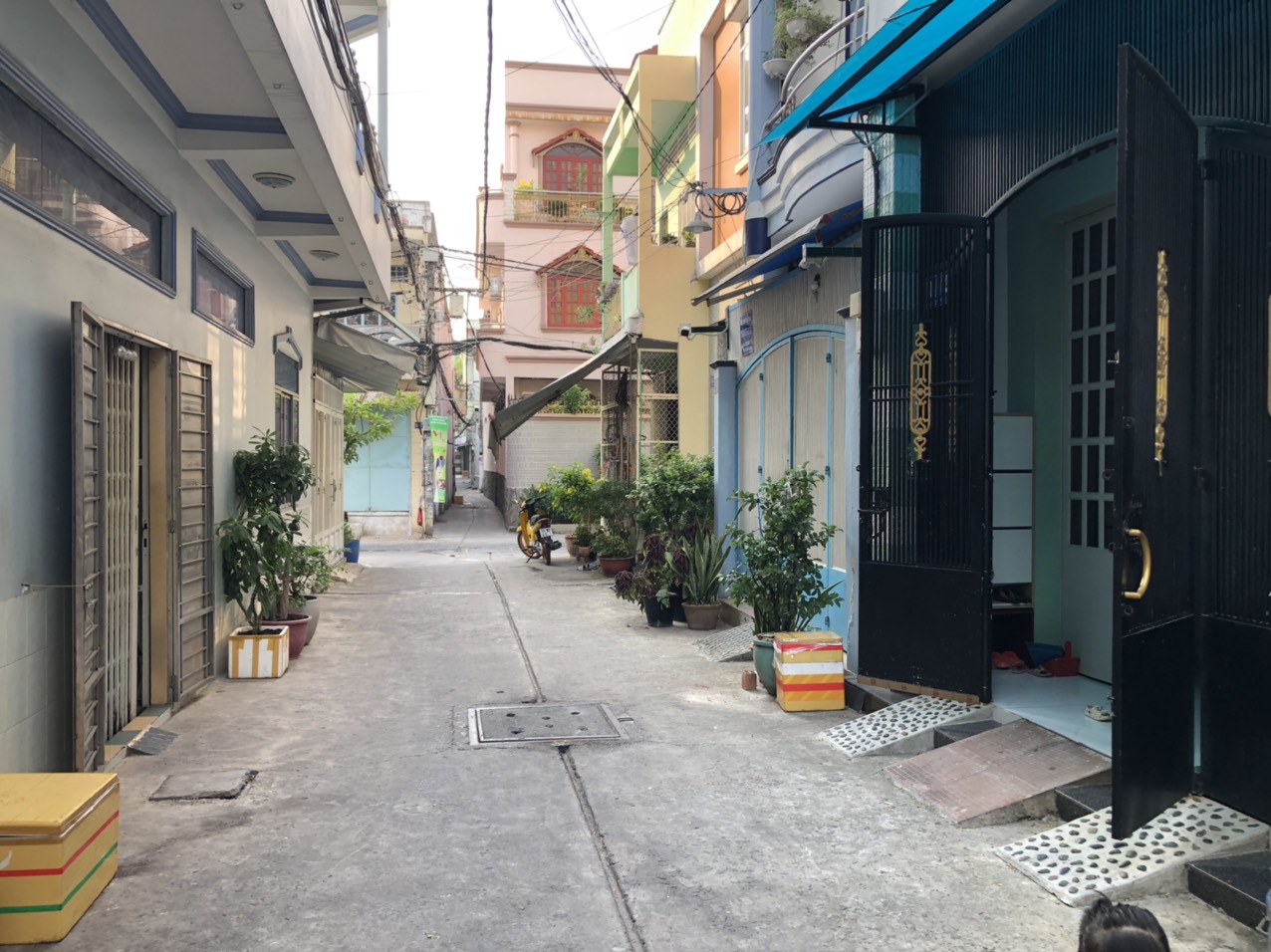 Xe hơi vào nhà - Lạc Long Quân, P3, Q11 - Khu an ninh, dân trí cao.