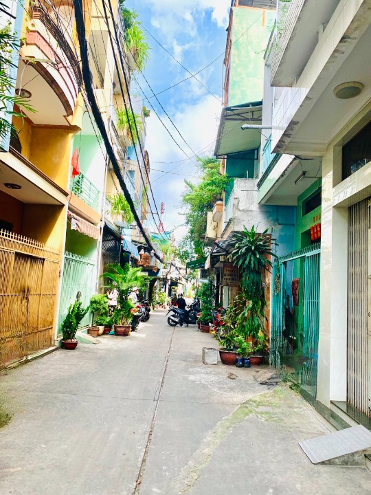 HẺM XE HƠI TỚI NHÀ - LẠC LONG QUÂN, P3, Q11 - CÁCH MT 30m.