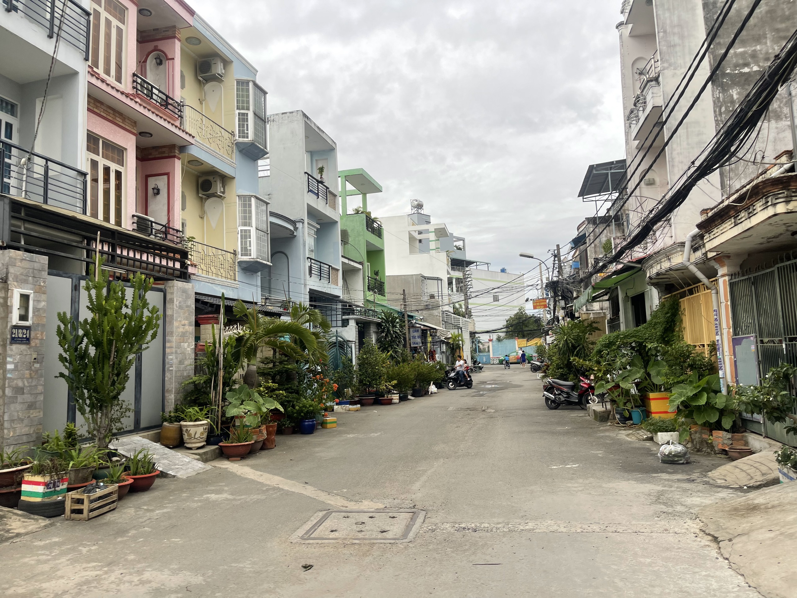 Bán nhà cấp 4  8x19m đường 8m giaps khu Bình Phú quận 6