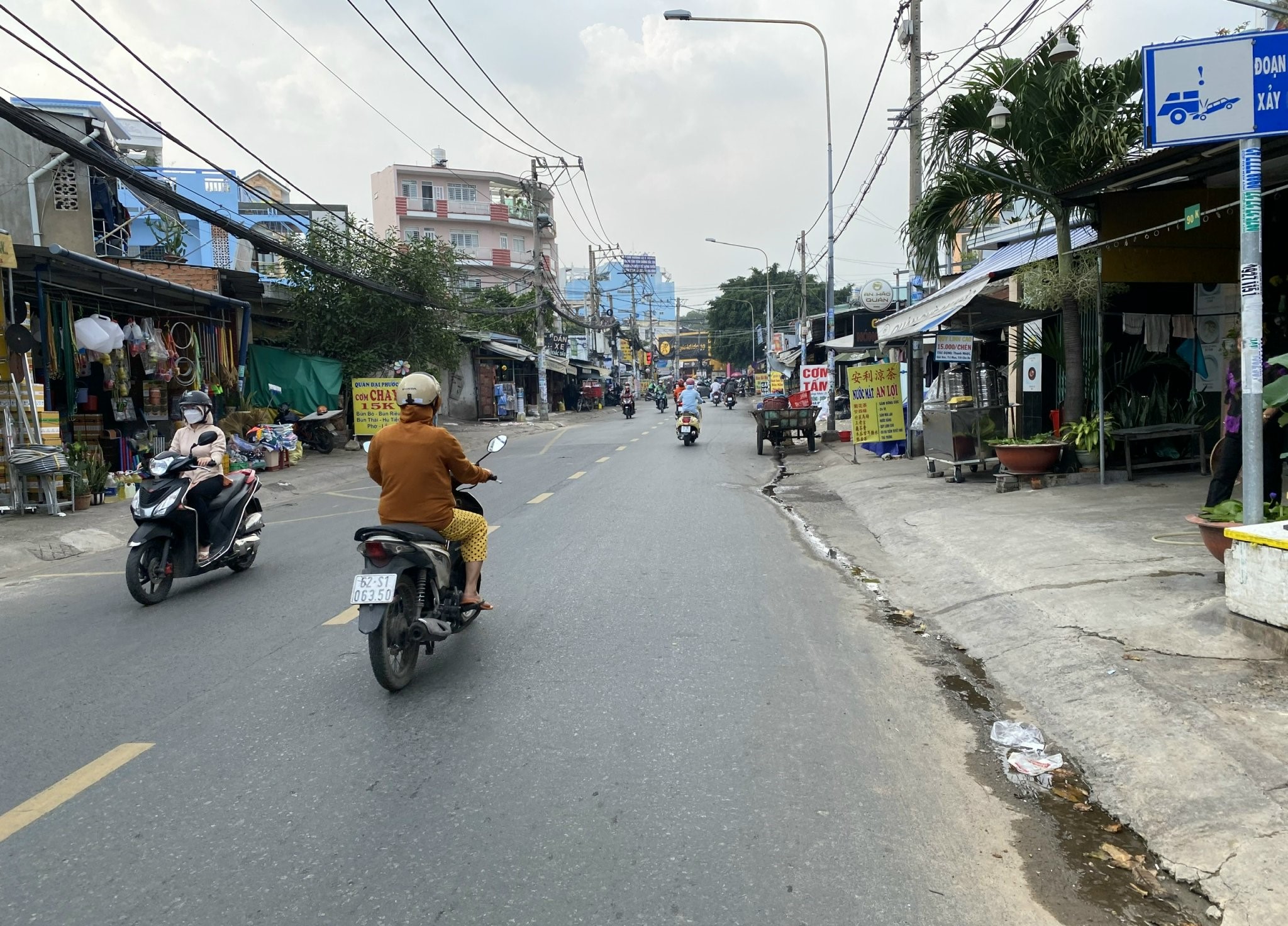 Thuê Nhà 2 Lầu Sân Thượng Đường Lớn Ở Liền Tân Hòa Đông - 4x40m