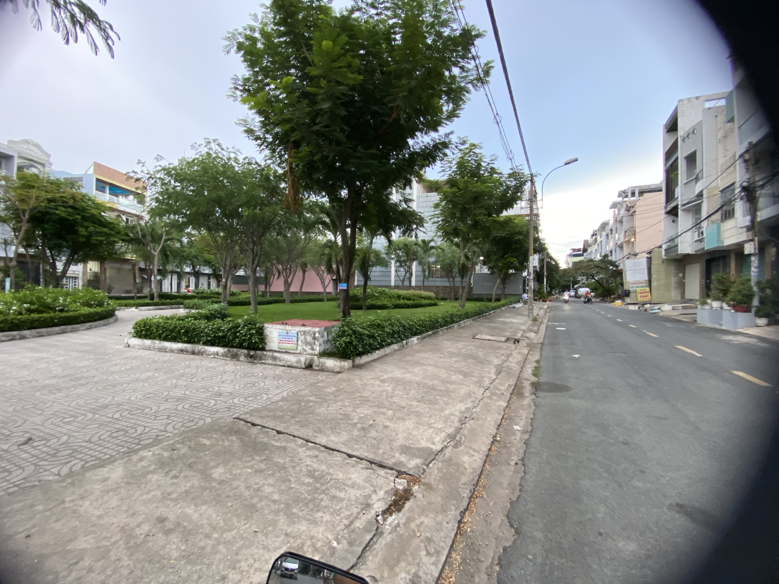 Bán nhà (4m x 16m) Bình Phú Quận 6 - Nhà đối diện công viên