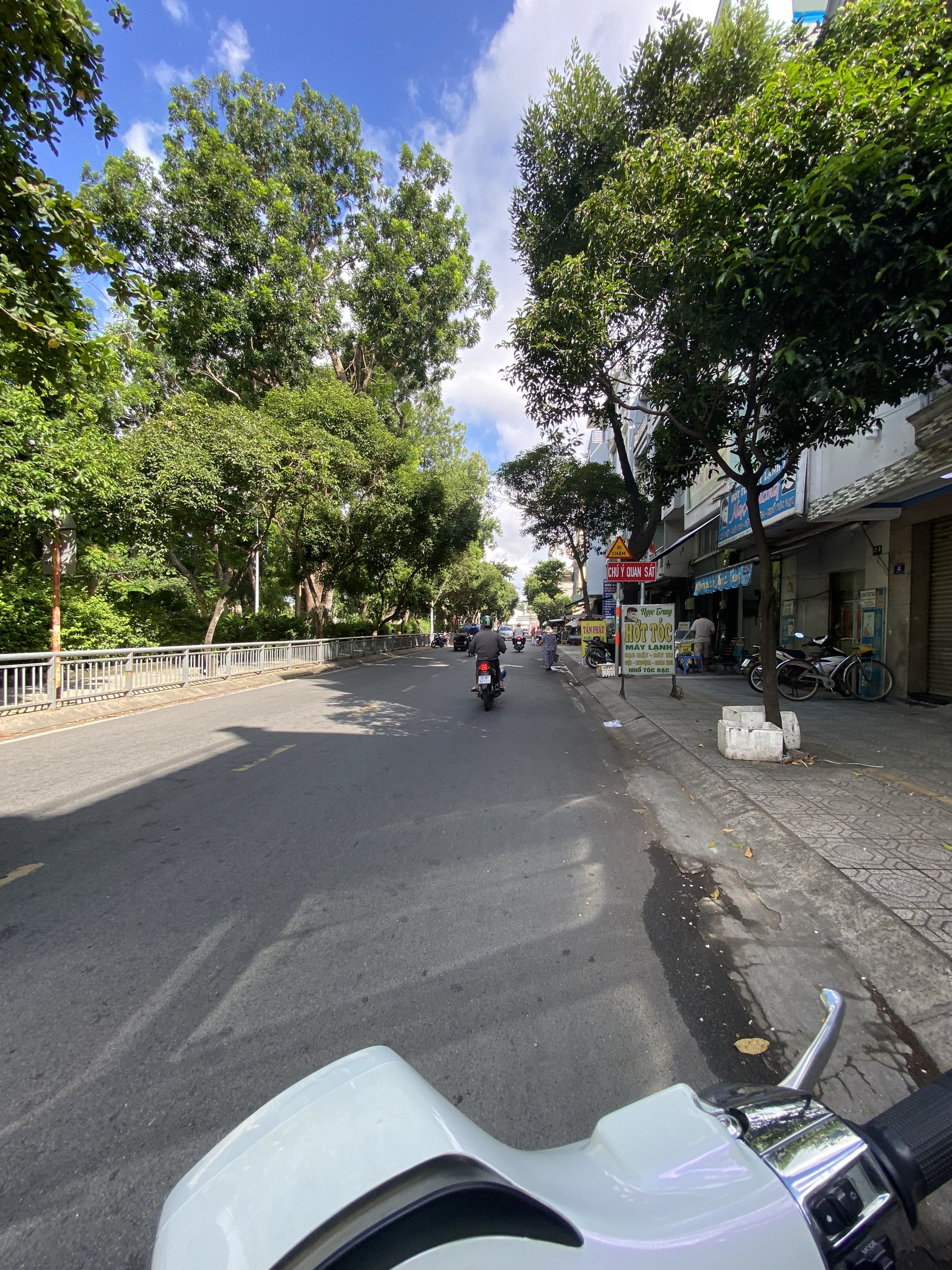 Bán nhà mặt tiền kinh doanh đối diện công viên Phú Lâm