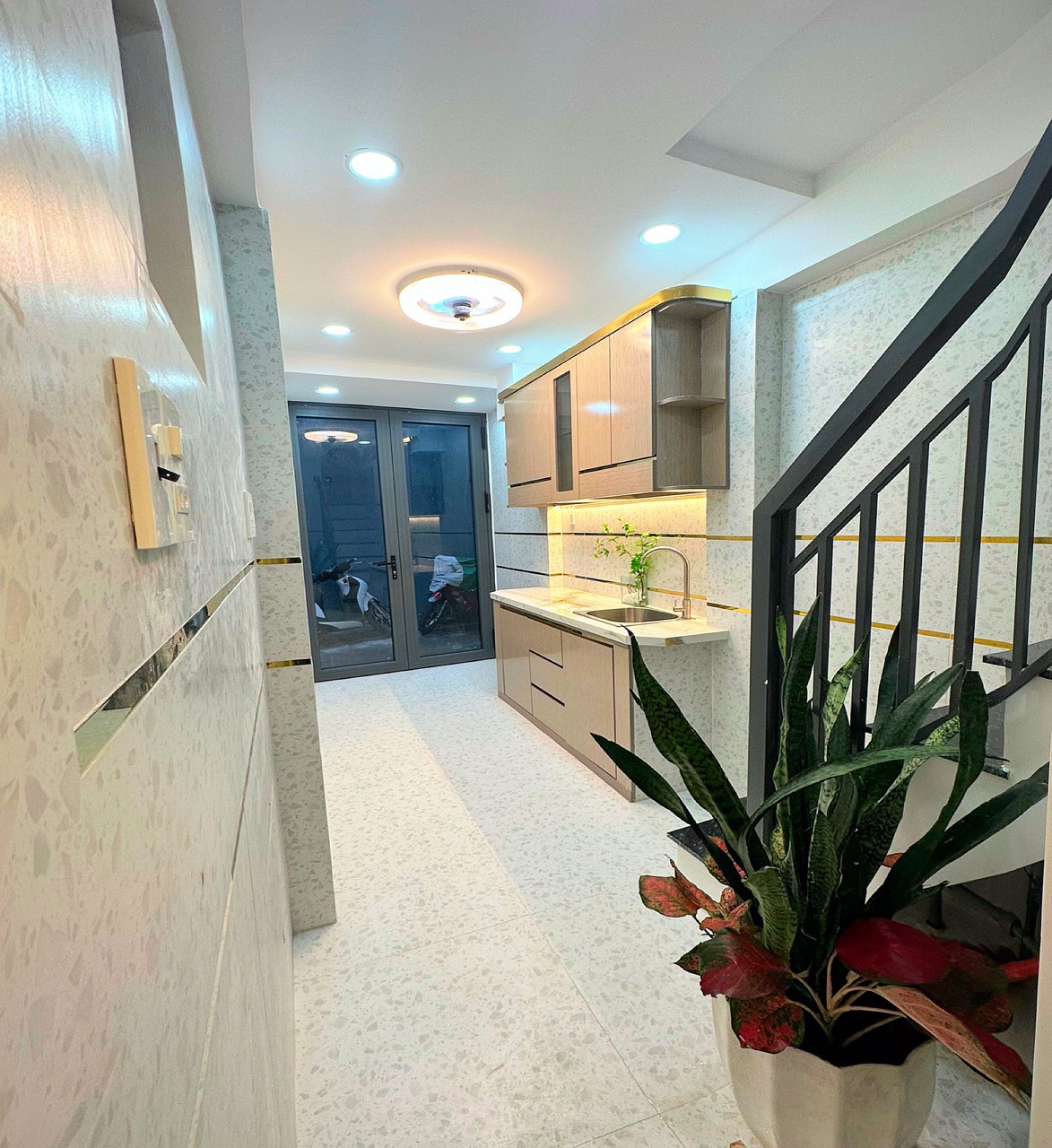 Bán nhà đẹp đường lớn , gần chợ Phú Lâm