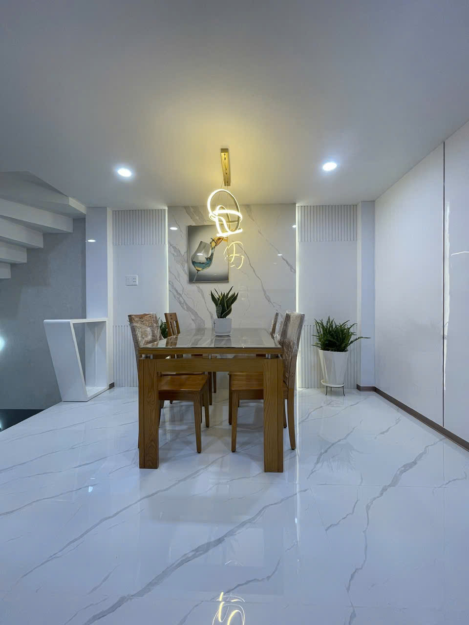 Nhà hẻm 6m - Lạc Long Quân, P10, Q11 - Oto đậu trong nhà, Nội thất cao cấp; Có thang máy trong nhà.