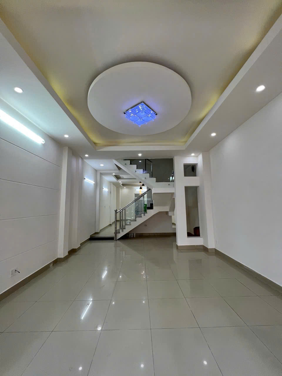 Bán nhà mặt tiền nội bộ sát bên khu Tên Lửa