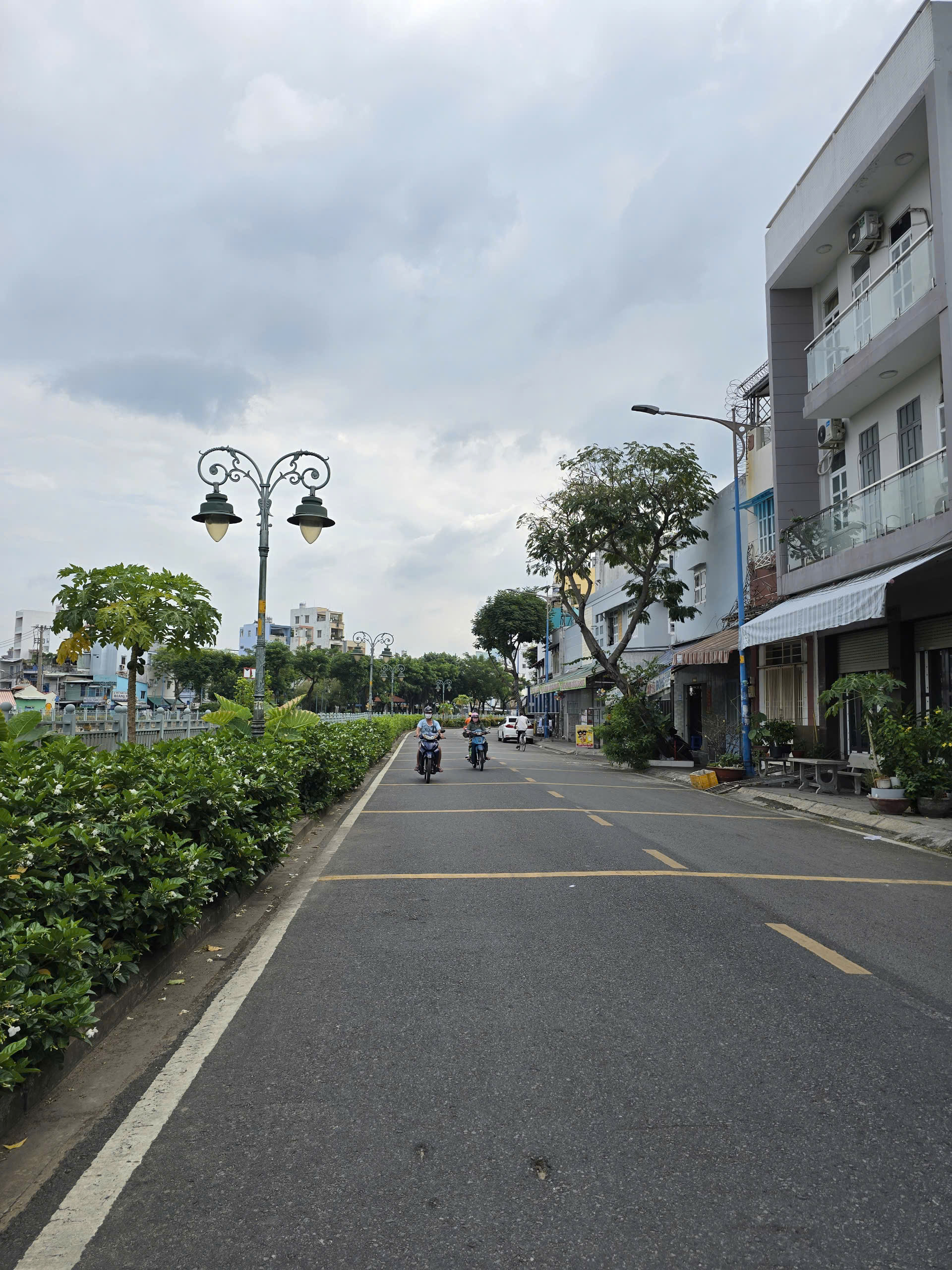 Bán nhà mặt tiền ven sông Quận 6