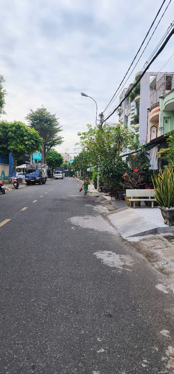 Mặt tiền nội bộ - KDC Tên Lửa - 4m x 23m - (đối diện Aeon Mall Bình Tân.) - Nhà 2 lầu, để lại 80% nội thất cao cấp (đa sổ là từ gỗ).