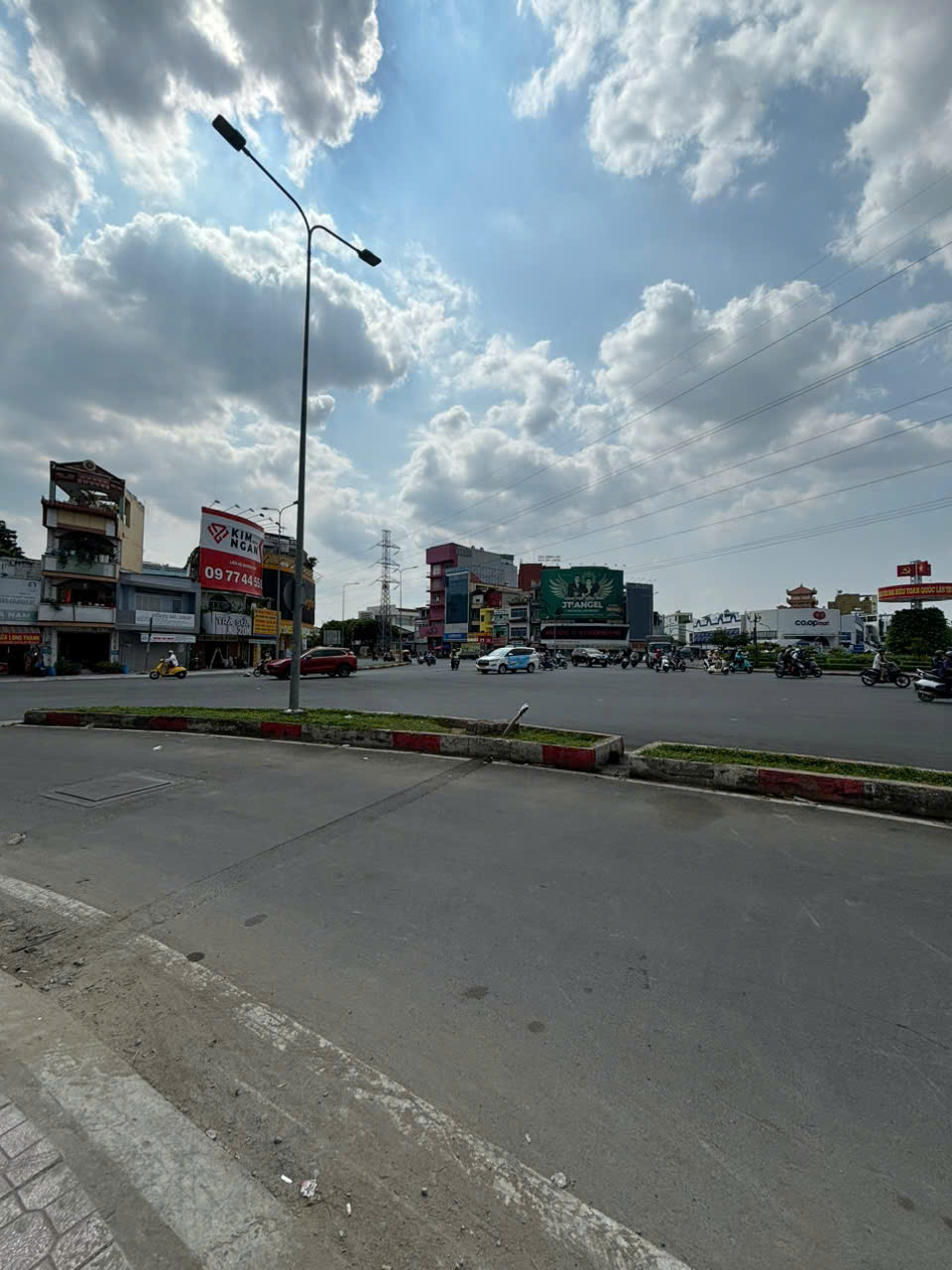 Bán nhà mặt tiền kinh doanh Nguyễn Văn Luông , sát vòng xoay Phú Lâm