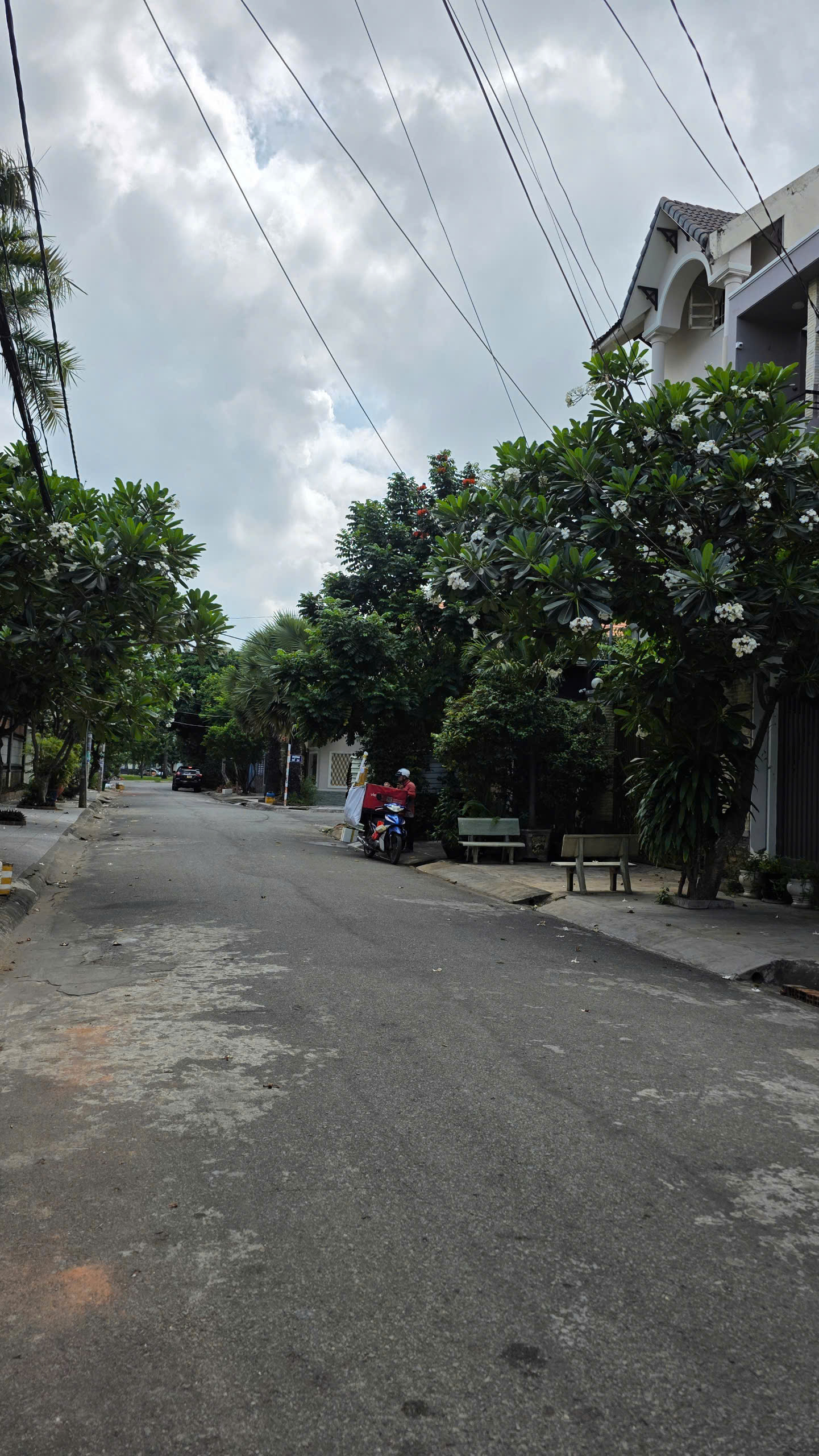 Mặt tiền nội bộ - KDC Tên Lửa - 5m x 20m - Công nhận 100m2 - 2 lầu + Hầm - Nhà đẹp thiết kế nội thất gỗ cao cấp.