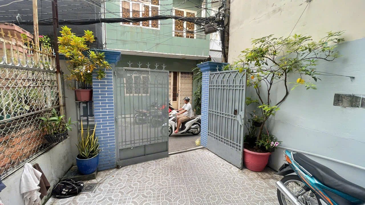 Hẻm 5m - oto thông - Cách Mặt tiền Hậu Giang 2 căn - 4.2m x 28m (Có thể tách làm 2 căn, có lối đi riêng)