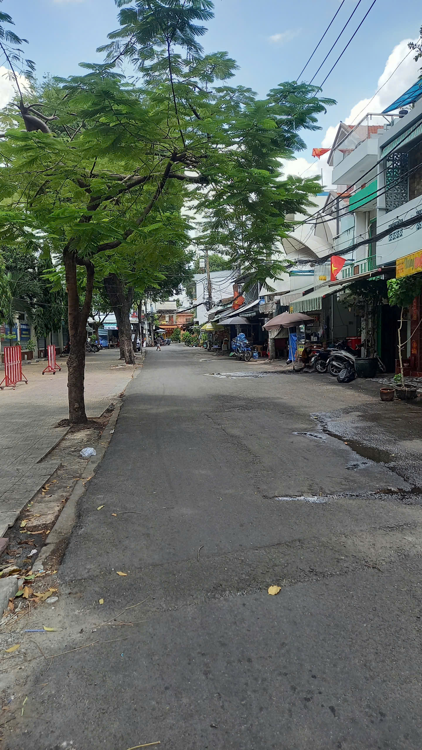 Mặt tiền đường lớn, kinh doanh, buôn bán -  3.6m x 13m - 2 lầu - Đối diện trường học.