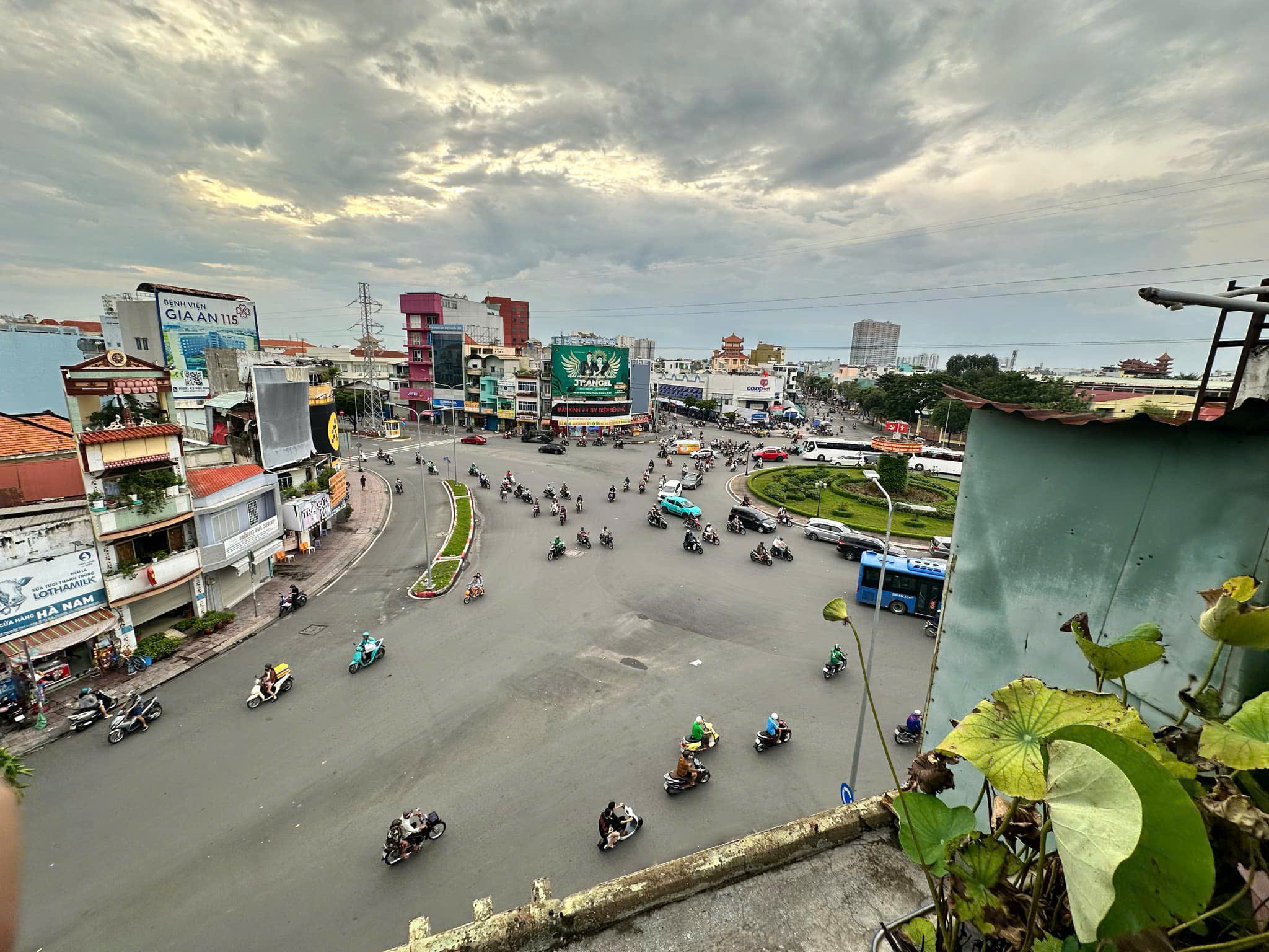 Bán nhà mặt tiền Vòng Xoa Phú Lâm