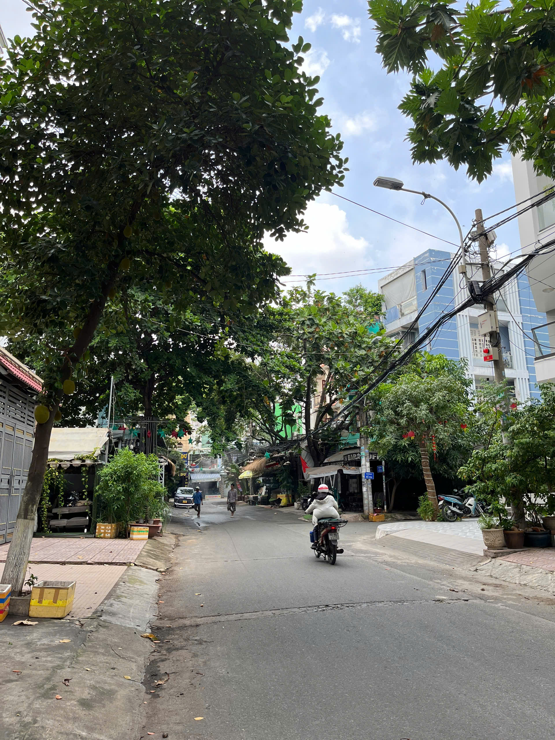 Bán nhà mặt tiền gần công viên khu Tên Lửa