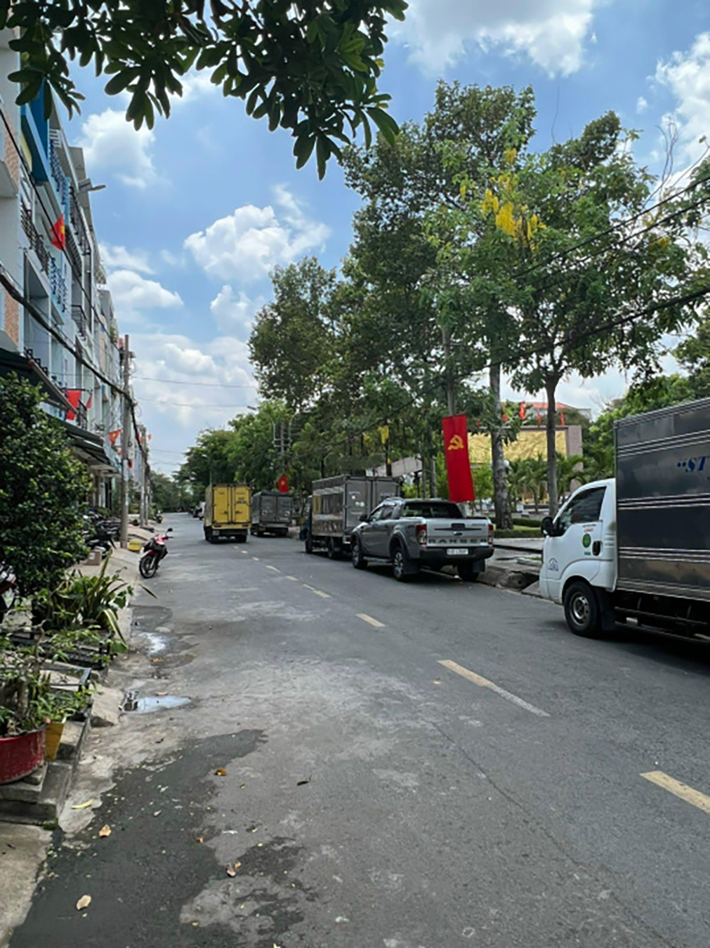 Bán nhà mặt tiền Bình Phú , đối diện công viên