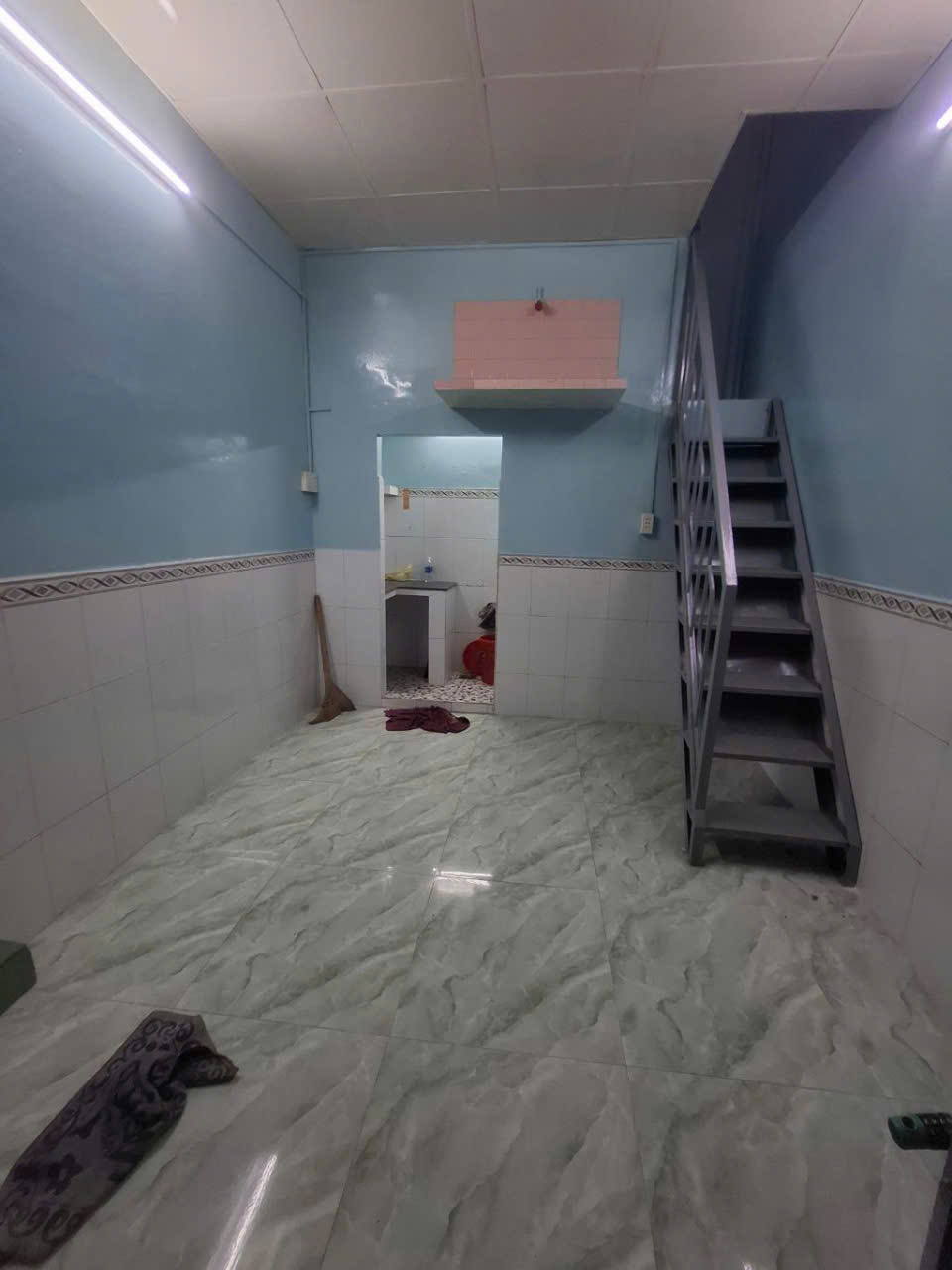 Bán nhà nhỏ gần chợ Bình Tiên , cách hẻm xe hơi 5m