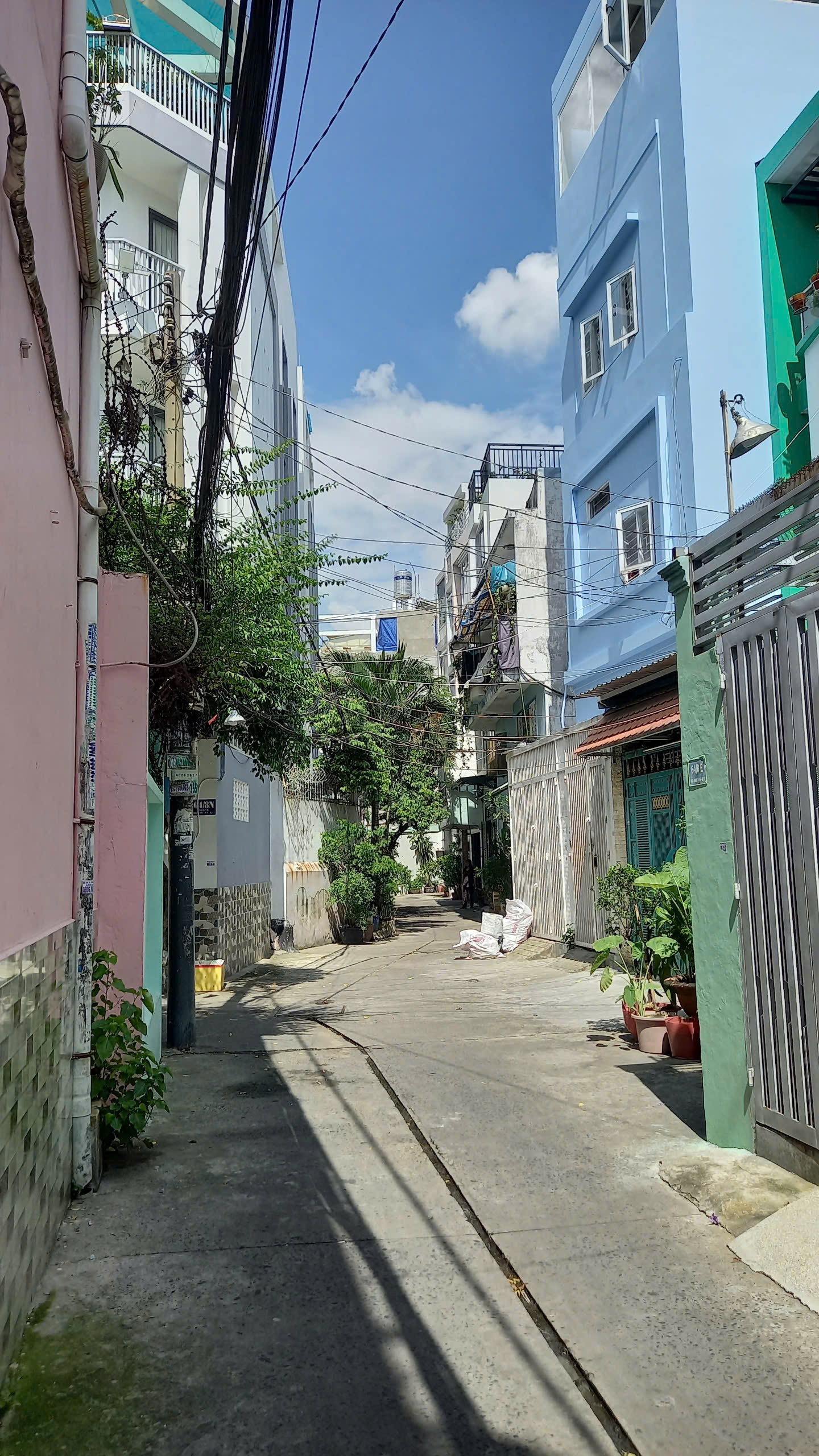 Bán nhà đường xe hơi , đối diện công viên Đầm Sen