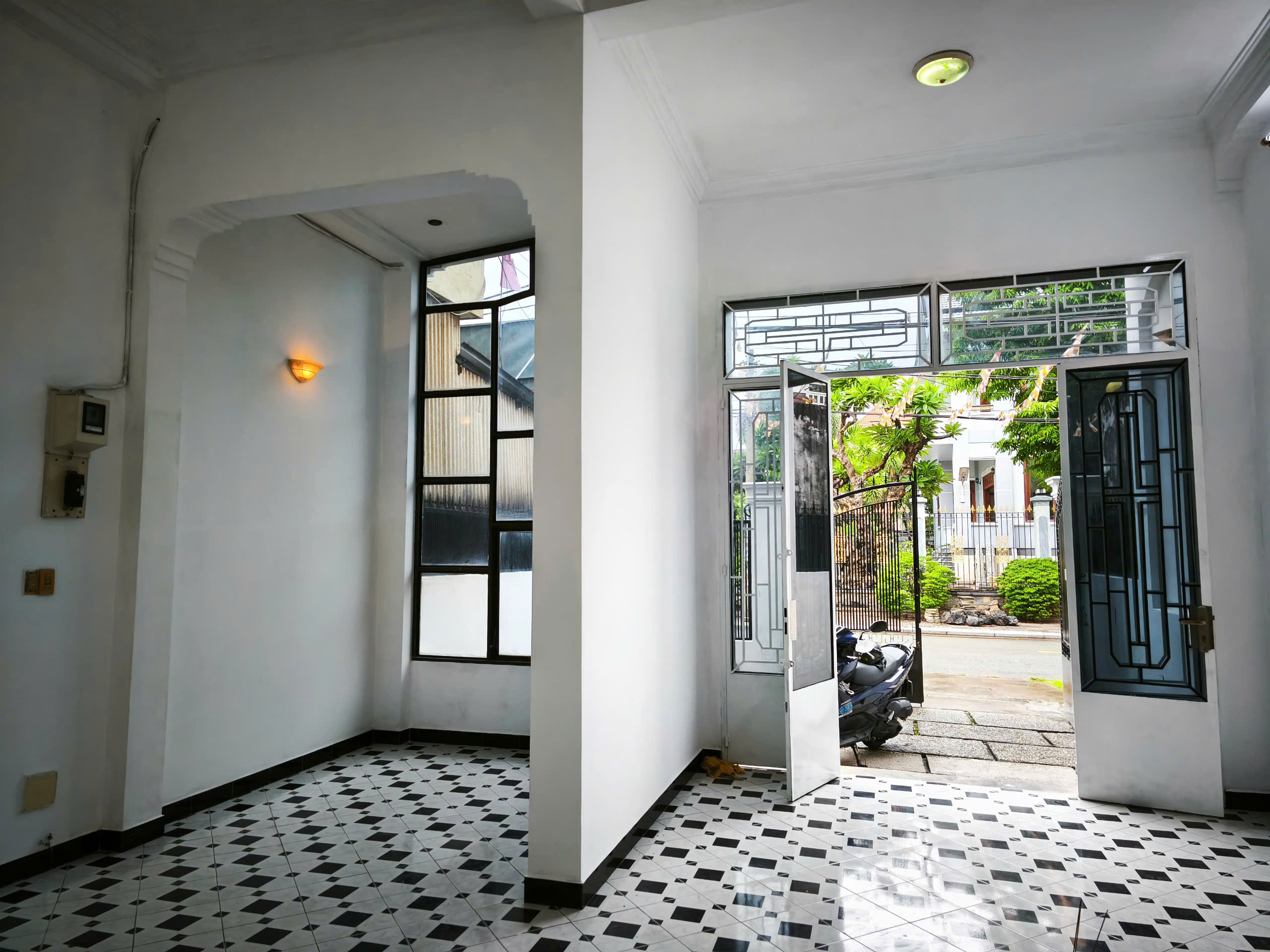 MTNB - KDC Tên Lửa - Cách AOEN Bình Tân 100m - 6x23 - 2 Lầu (có sân thượng) 4pn 4wc - Khu vực an ninh.